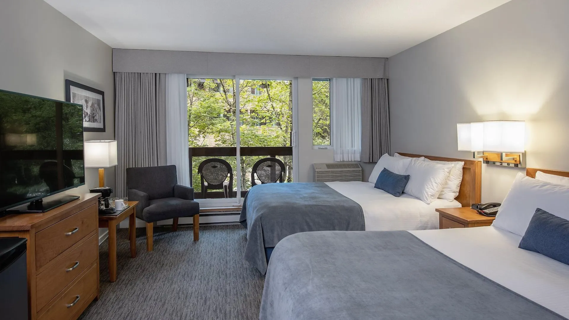 Whistler Village Inn & Suites 3*,
