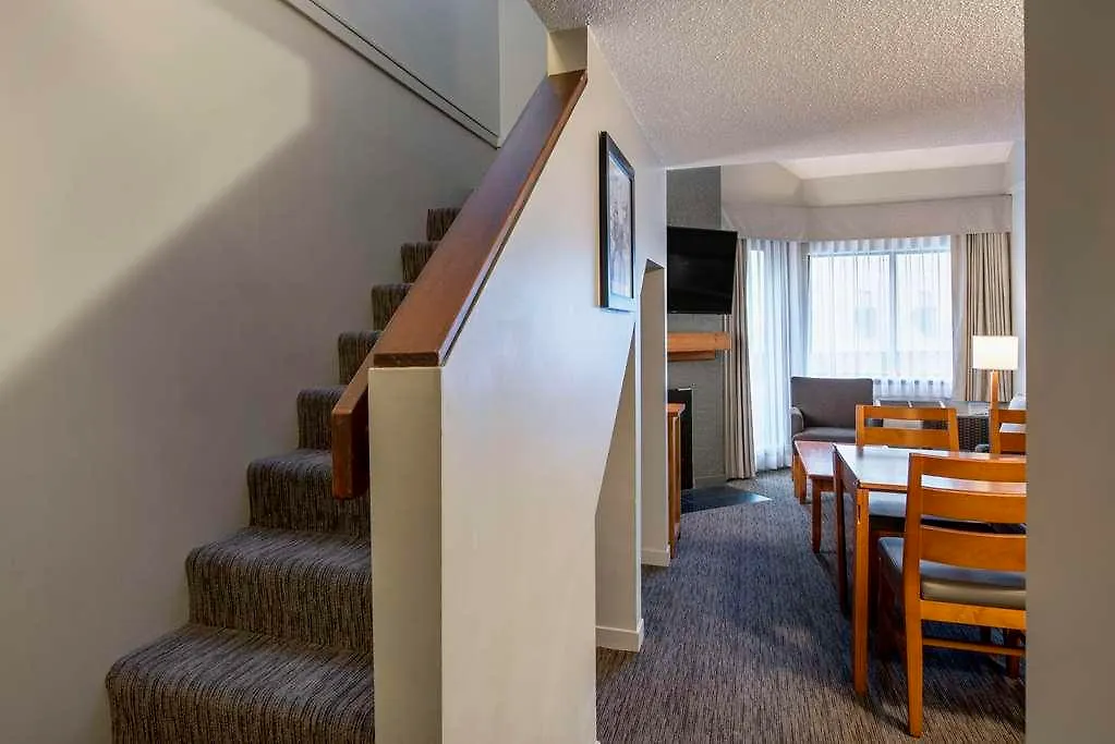 Whistler Village Inn & Suites Канада