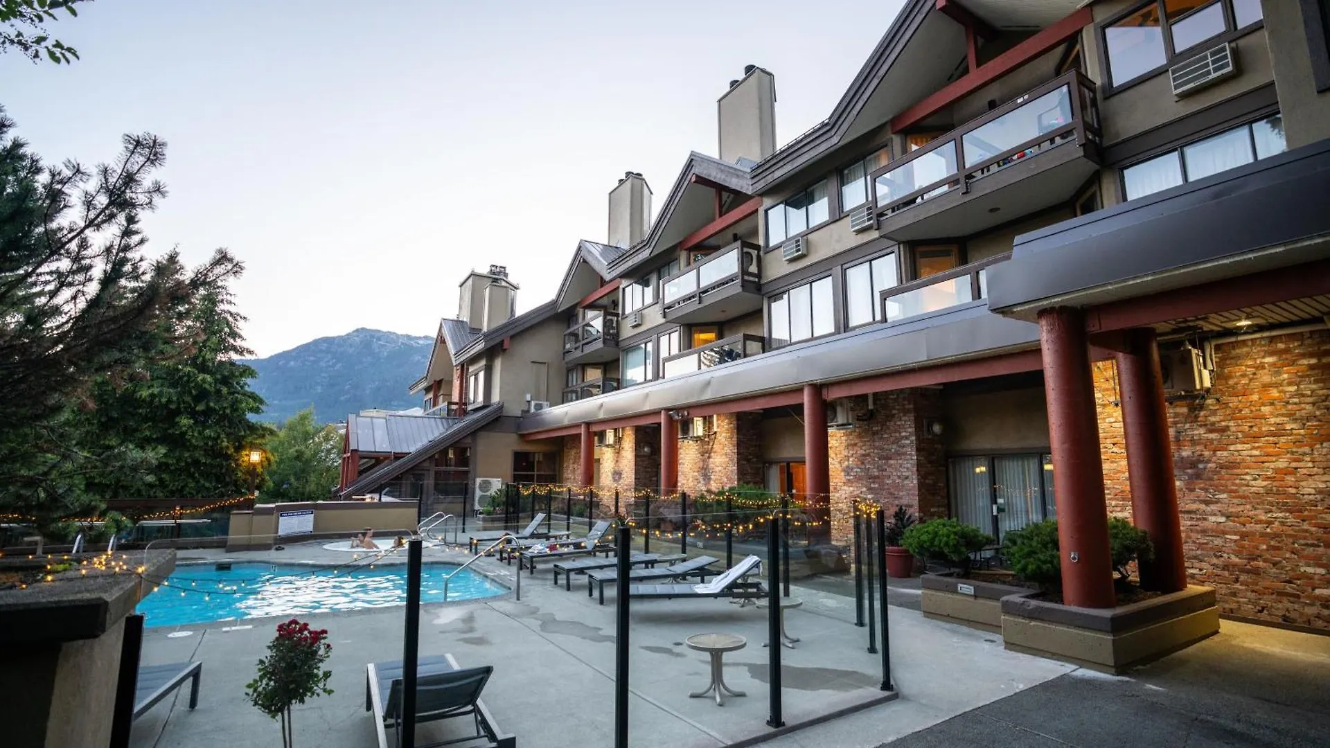 Отель Whistler Village Inn & Suites