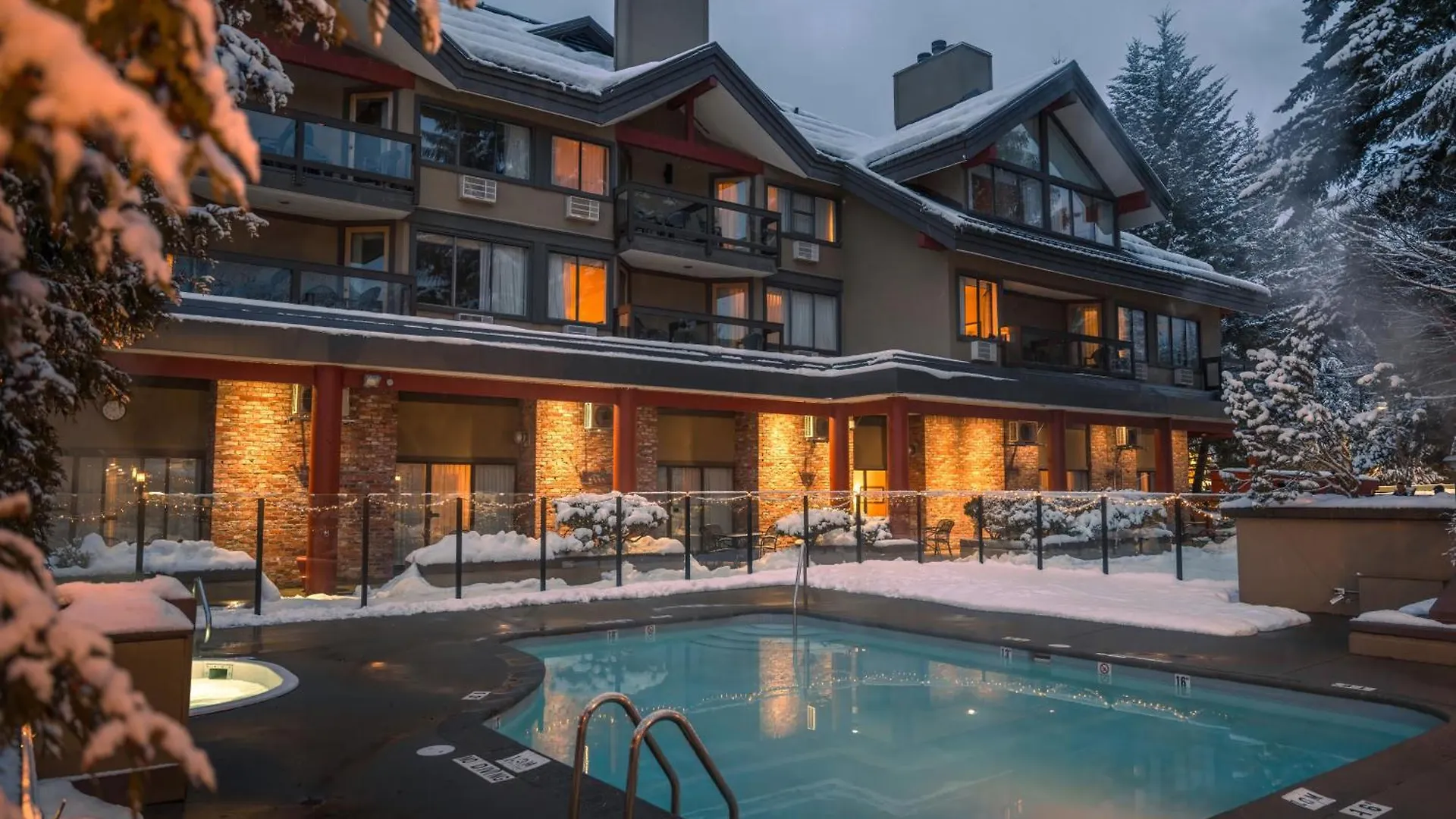 Whistler Village Inn & Suites 3*,