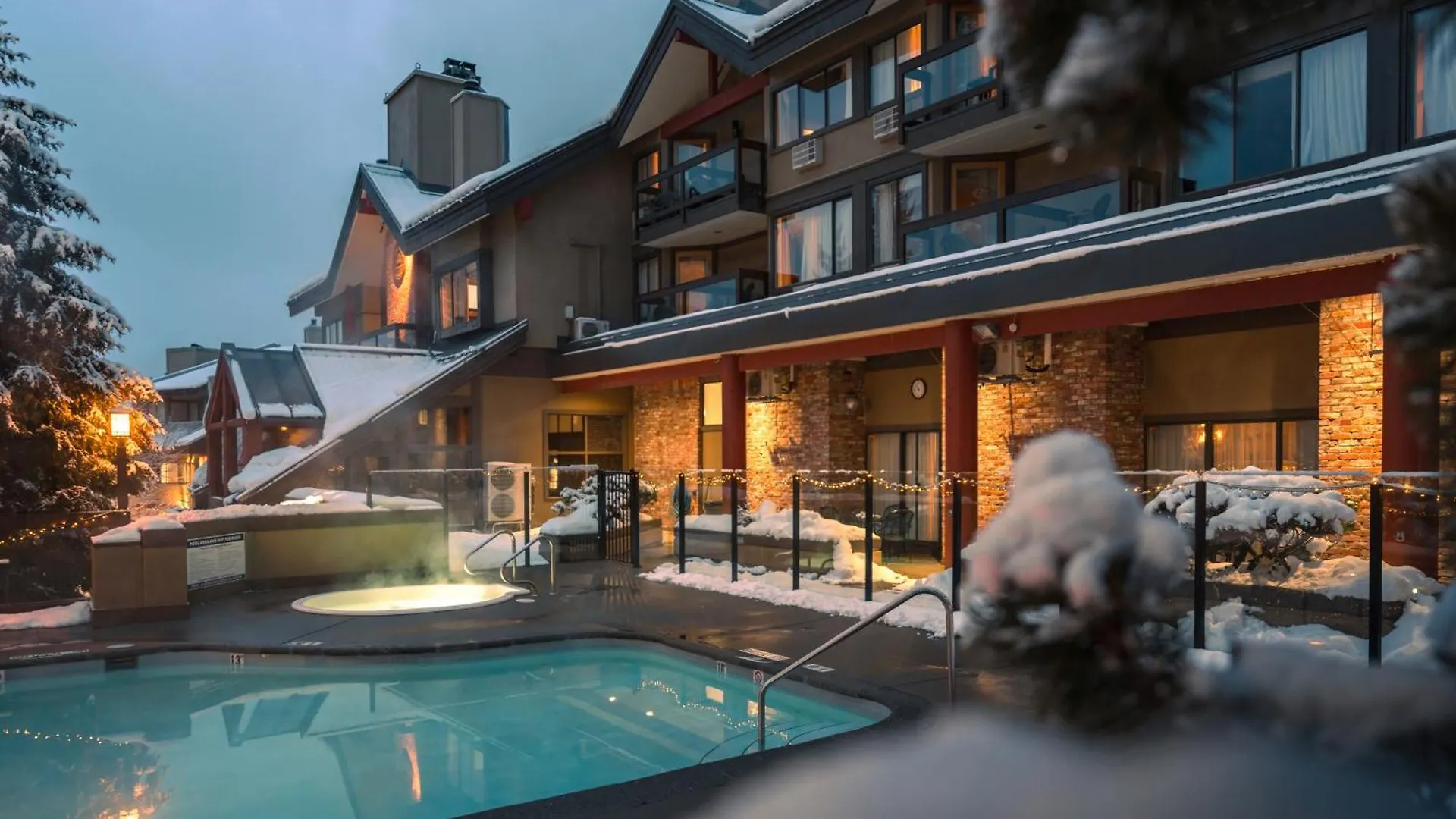 Отель Whistler Village Inn & Suites