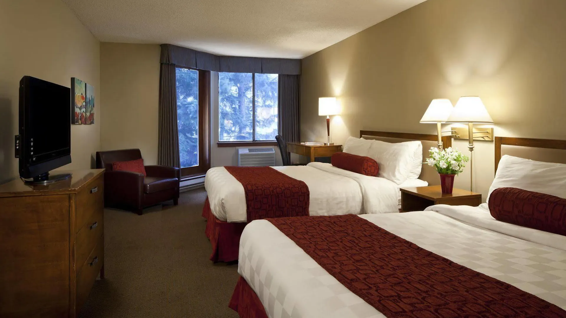 Отель Whistler Village Inn & Suites