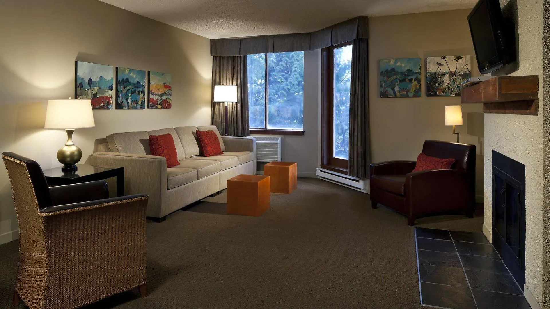 Отель Whistler Village Inn & Suites