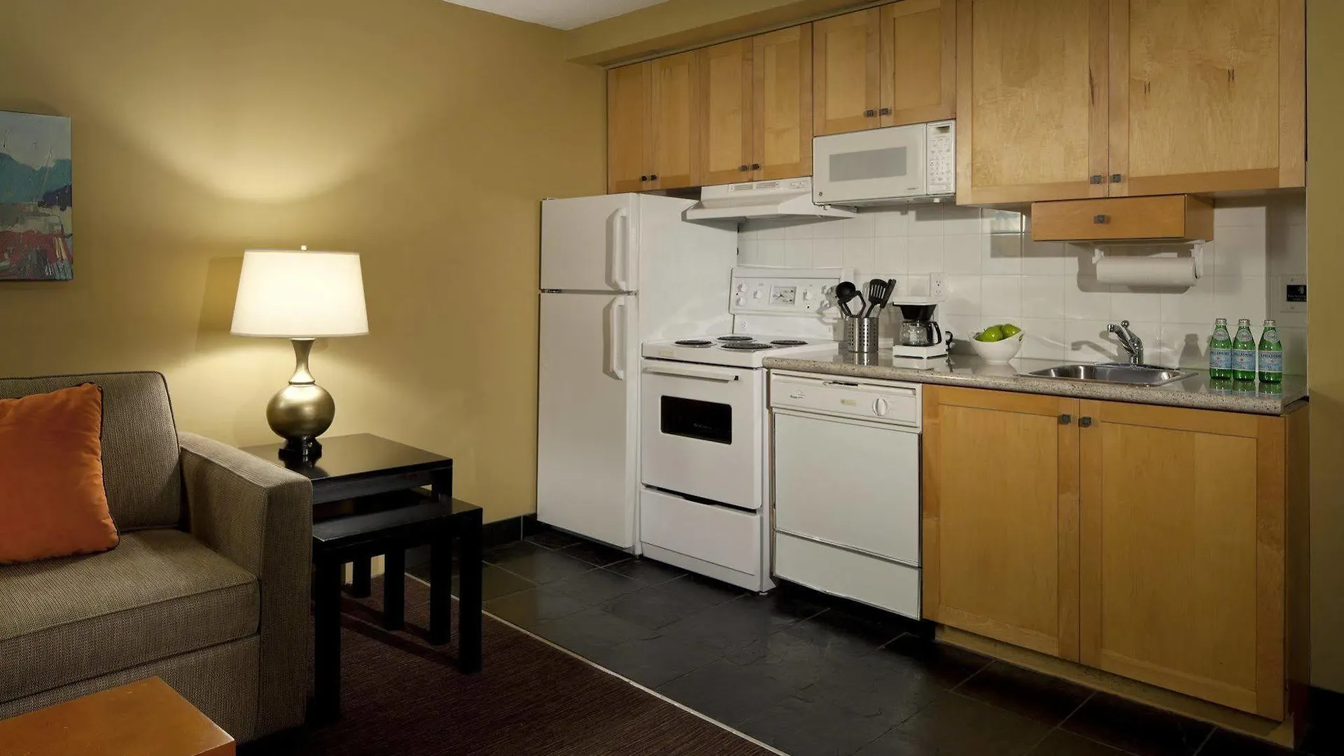 Отель Whistler Village Inn & Suites