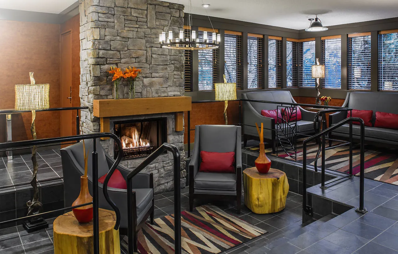 Отель Whistler Village Inn & Suites