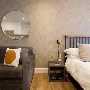 Romantic In The Heart Of Little Italy By Den Apartment