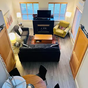 Tyndalstone 3 Bedroom In The Heart Of Village North Apartment