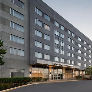 Hotel By Marriott Montreal Airport ****