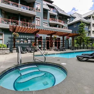 Alpenglow Suite: Village Mountain Retreat Apartment