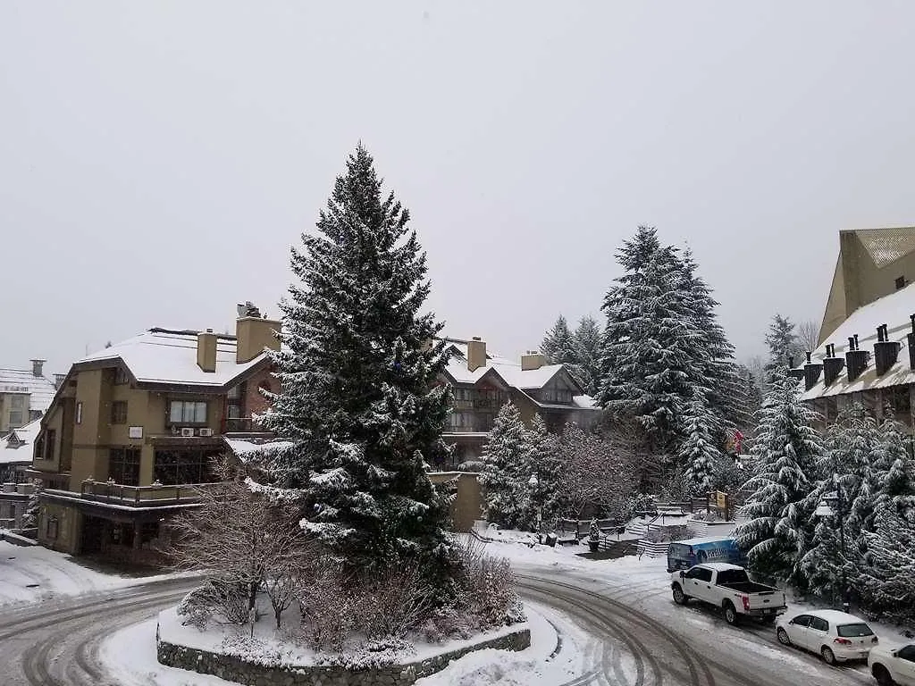 Whistler Village Inn & Suites 3*,